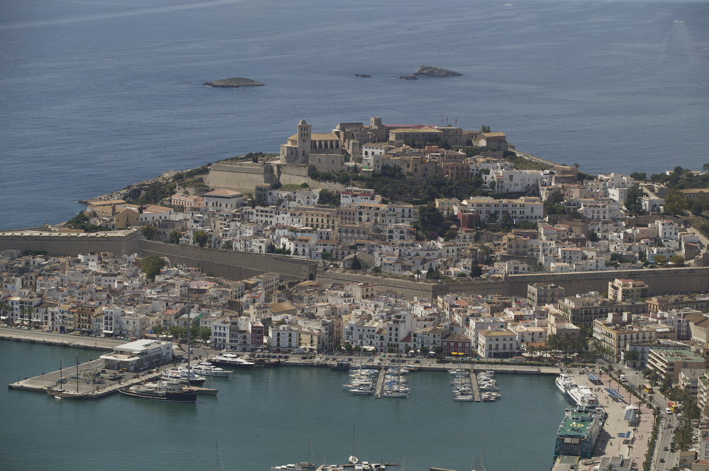 Dalt Vila de Ibiza desde el aire: catedral en el cerro, murallas, caserío y puerto deportivo delante.